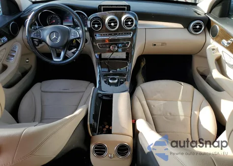 2017 Mercedes-Benz C 300 z USA, uszkodzony, nr VIN 55SWF4JB3HU190792